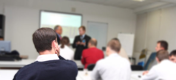 Szkolenia w salach wewnętrznych czy poza firmą?